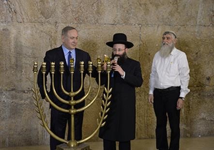 El primer ministro Benjamin Netanyahu junto al Rabino del Muro de los Lamentos